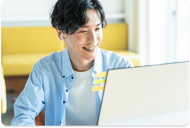 男性がパソコンで作業をしている様子